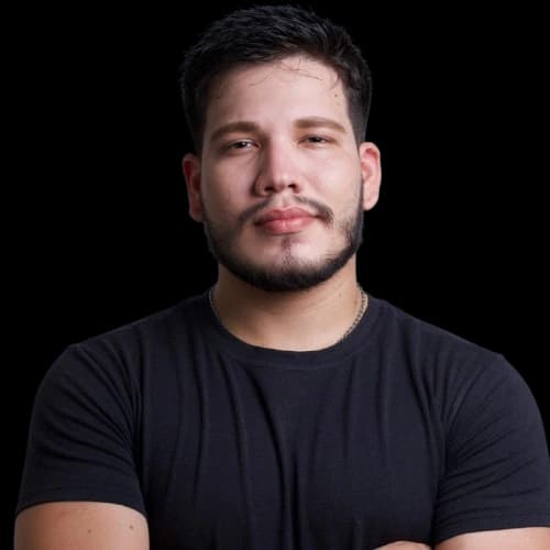 Kevin Coperd, desarrollador y diseñador web, con los brazos cruzados